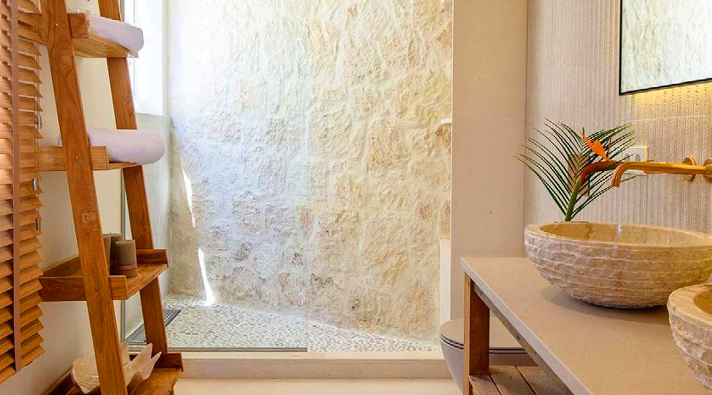 Villa de luxe récemment rénovée avec vue imprenable sur la mer à vendre, Ibiza