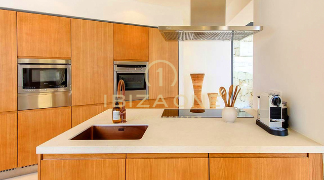 Villa de lujo recién renovada con impresionantes vistas al mar en venta, Ibiza