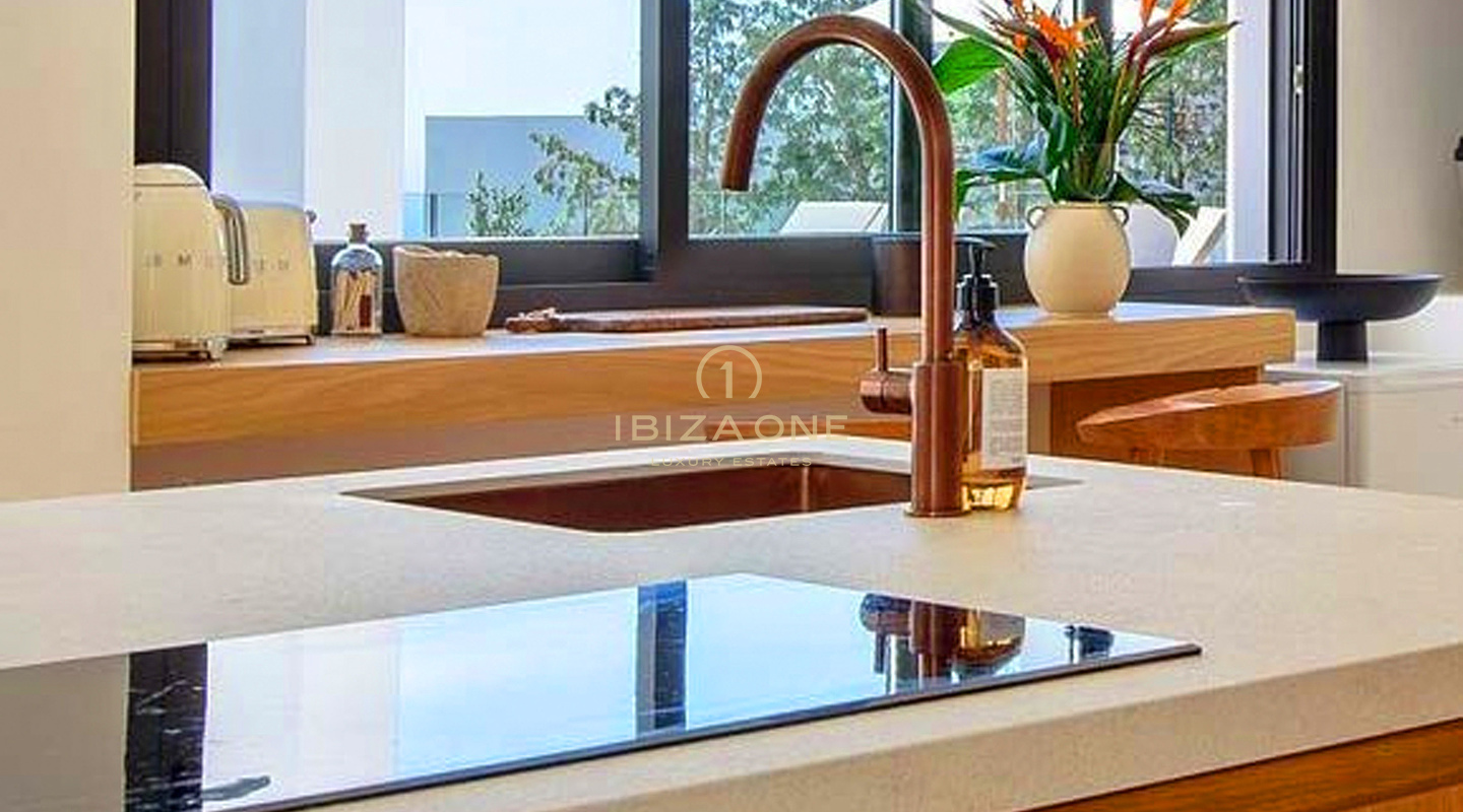 Nieuw gerenoveerde luxe villa met prachtig zeezicht te koop op Ibiza