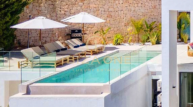 Villa de lujo recién renovada con impresionantes vistas al mar en venta, Ibiza