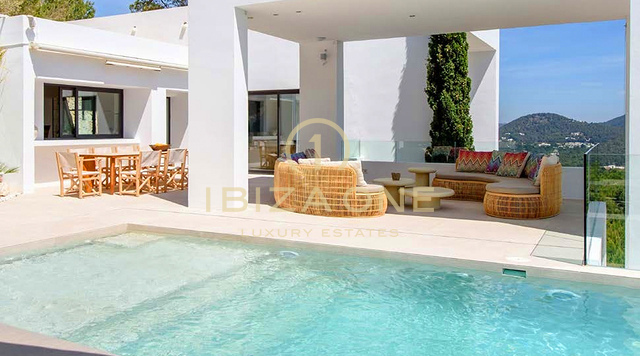 Villa de lujo recién renovada con impresionantes vistas al mar en venta, Ibiza