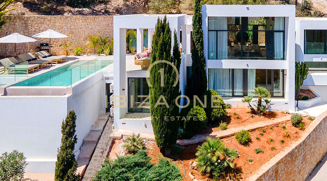 Villa di lusso recentemente ristrutturata con splendida vista sul mare in vendita, Ibiza