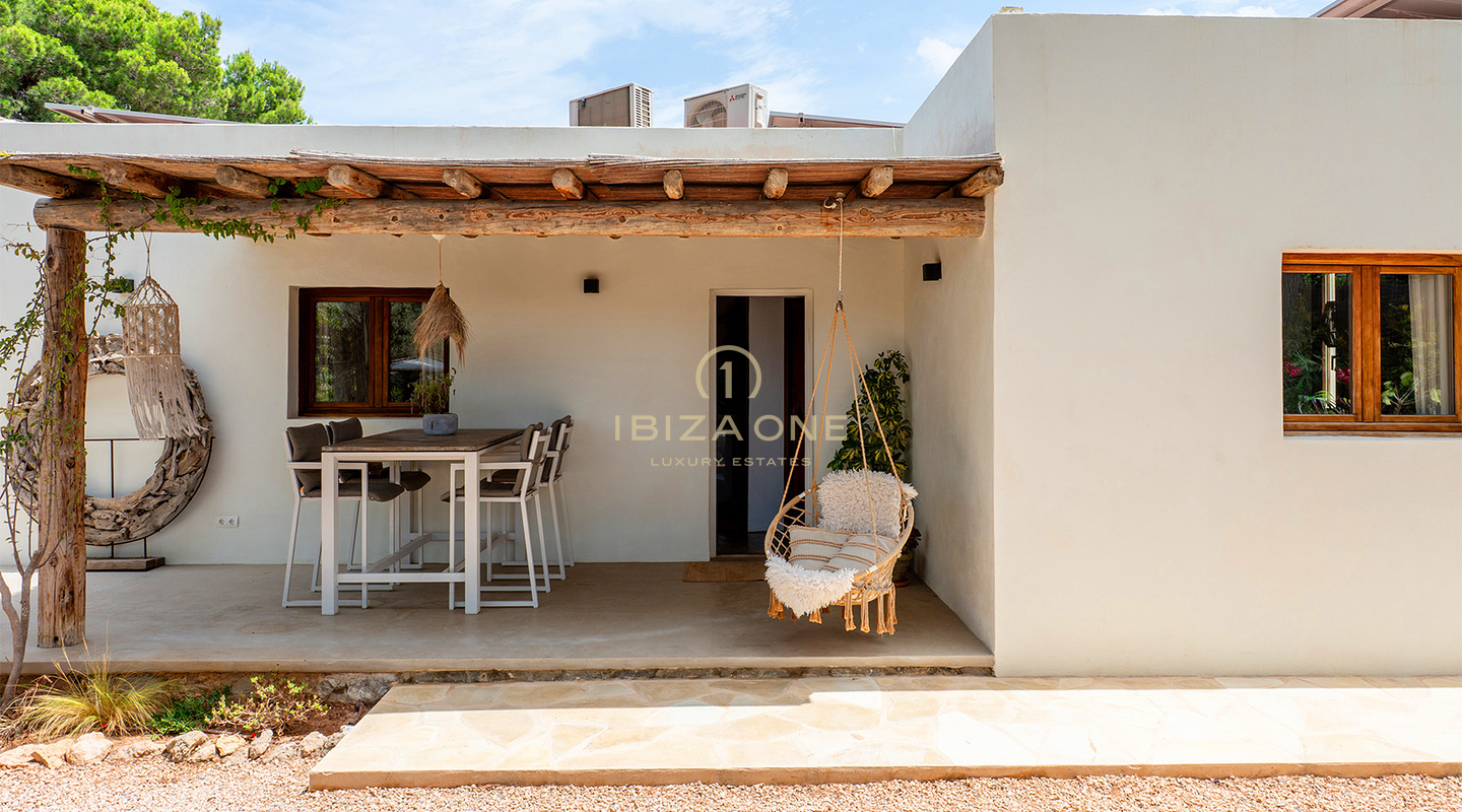 Elegante villa bohemia de lujo con vistas al atardecer en venta en Ibiza