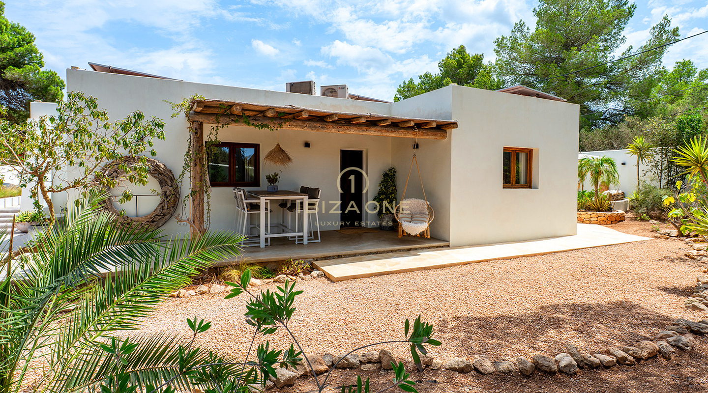 Elegante villa bohemia de lujo con vistas al atardecer en venta en Ibiza