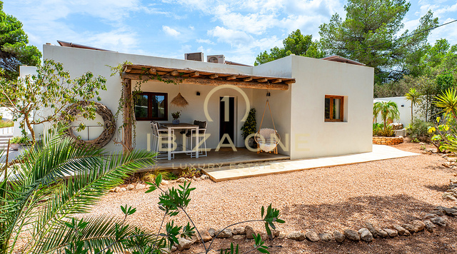 Elegante villa bohemia de lujo con vistas al atardecer en venta en Ibiza