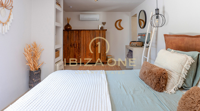 Stijlvolle luxe bohemian villa met uitzicht op de zonsondergang te koop op Ibiza