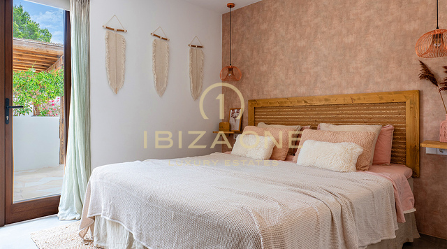 Stijlvolle luxe bohemian villa met uitzicht op de zonsondergang te koop op Ibiza
