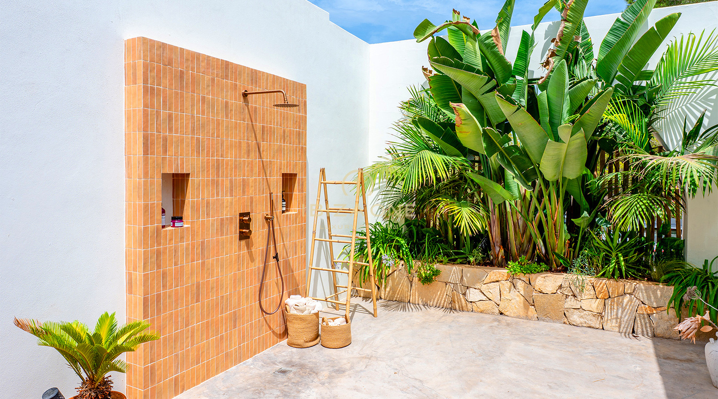 Stijlvolle luxe bohemian villa met uitzicht op de zonsondergang te koop op Ibiza