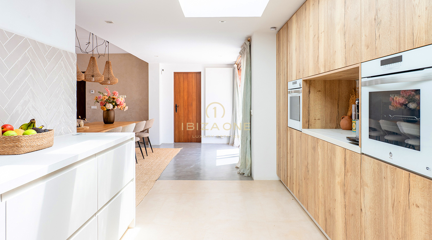 Stijlvolle luxe bohemian villa met uitzicht op de zonsondergang te koop op Ibiza
