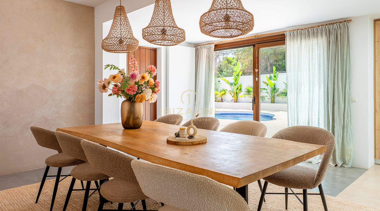 Stijlvolle luxe bohemian villa met uitzicht op de zonsondergang te koop op Ibiza