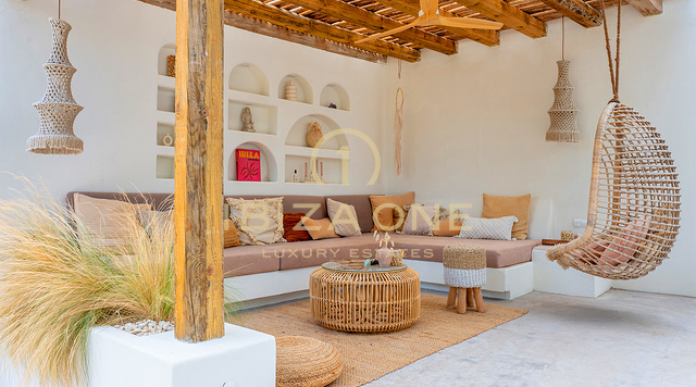 Elegante villa bohemia de lujo con vistas al atardecer en venta en Ibiza
