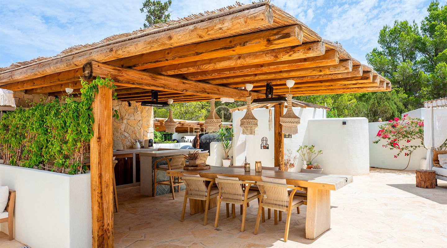 Elegante villa bohemia de lujo con vistas al atardecer en venta en Ibiza