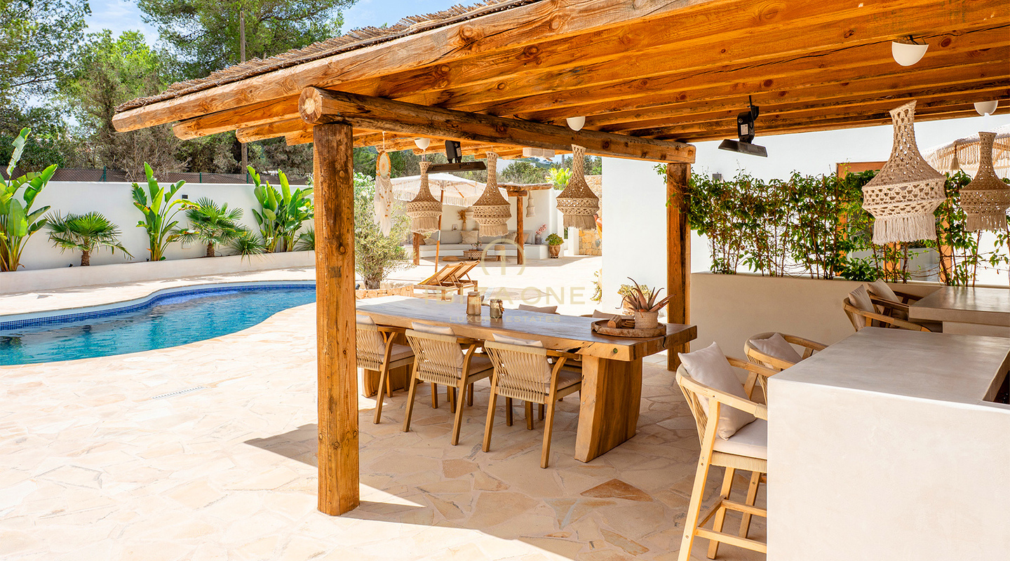 Stilvolle Luxusvilla im Bohème-Stil mit Blick auf den Sonnenuntergang zu verkaufen, Ibiza