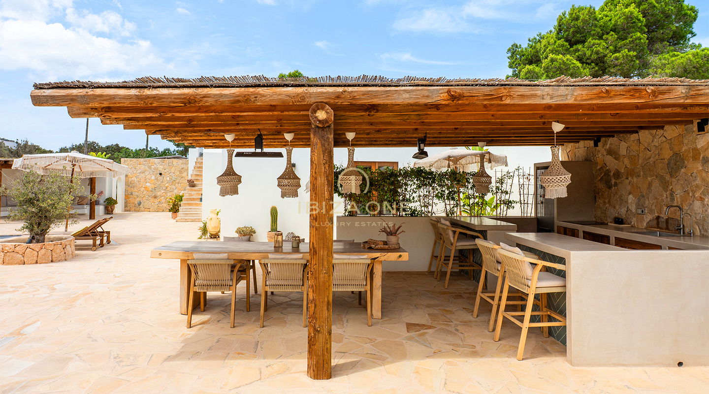 Elegante villa bohemia de lujo con vistas al atardecer en venta en Ibiza