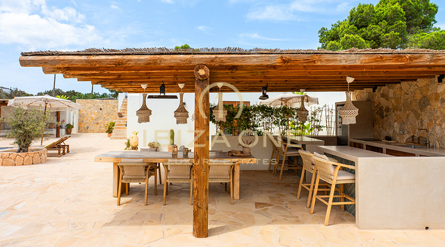 Elegante villa bohemia de lujo con vistas al atardecer en venta en Ibiza