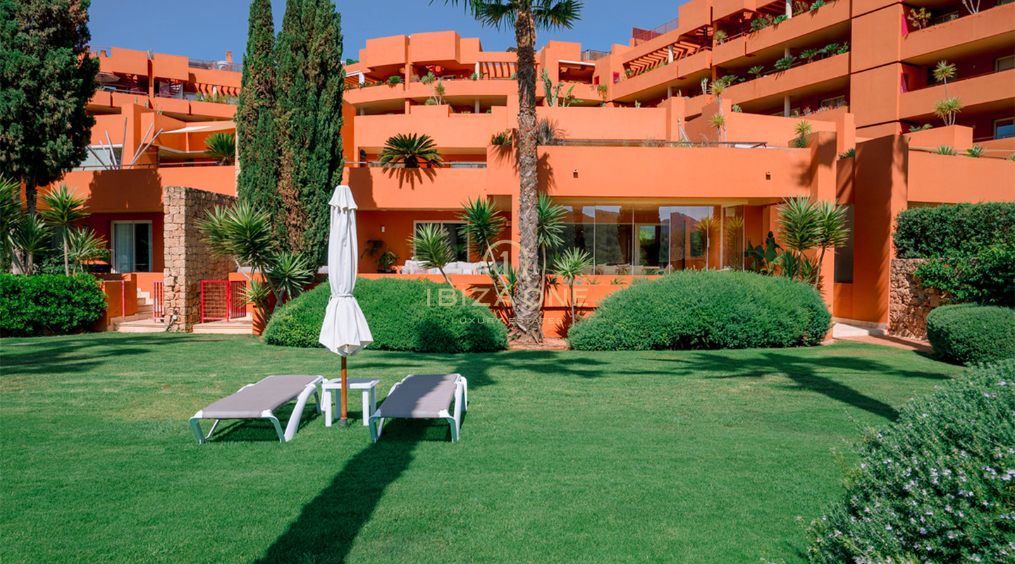 Lussuoso ed elegante appartamento al piano terra con spazio, luce e privacy in vendita, Ibiza