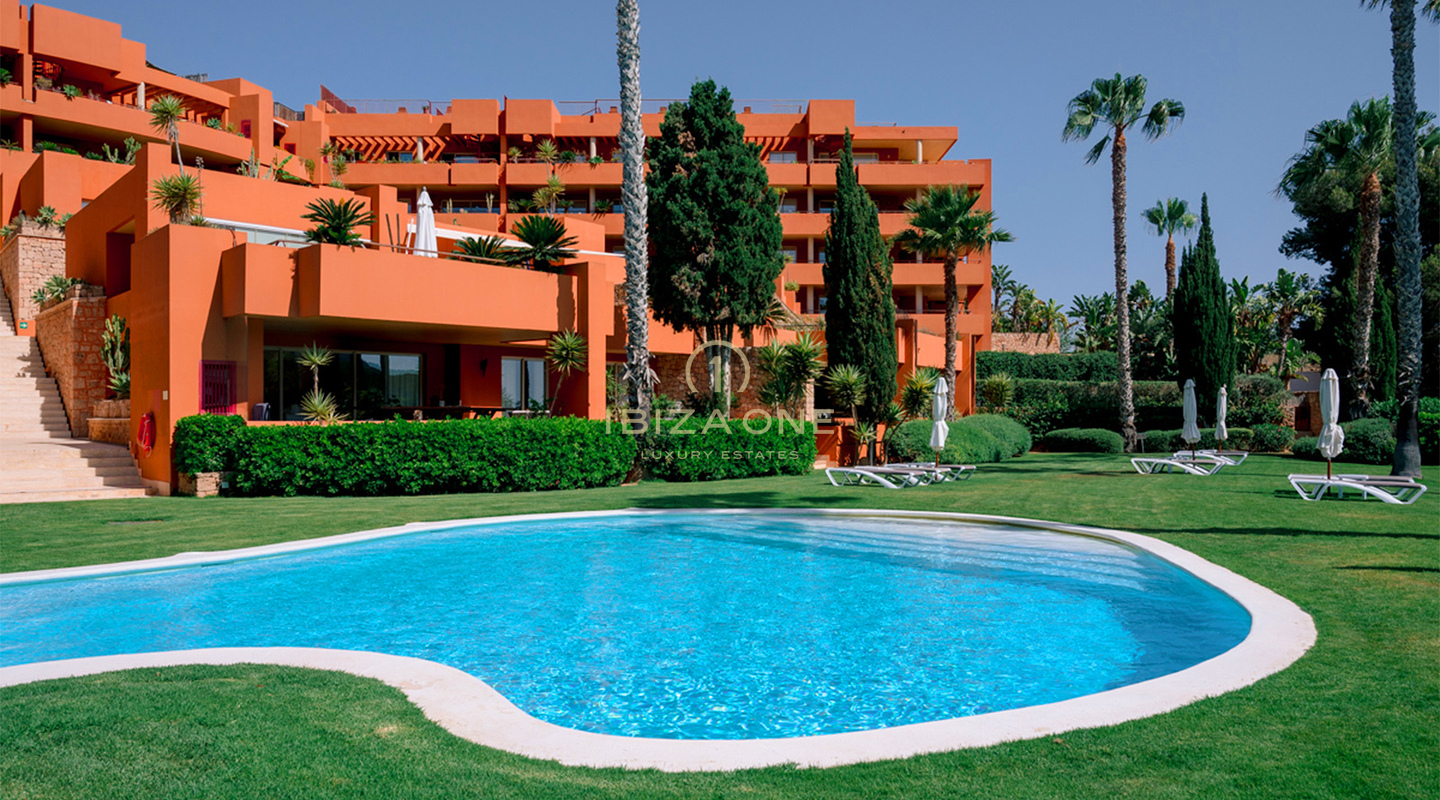 Luxe en stijlvol begane grond appartement met ruimte, licht en privacy te koop op Ibiza
