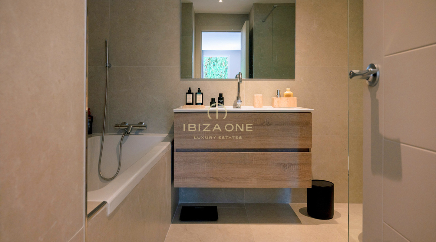 Lussuoso ed elegante appartamento al piano terra con spazio, luce e privacy in vendita, Ibiza