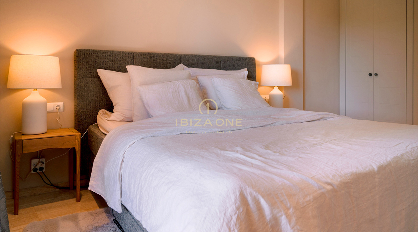 Luxe en stijlvol begane grond appartement met ruimte, licht en privacy te koop op Ibiza