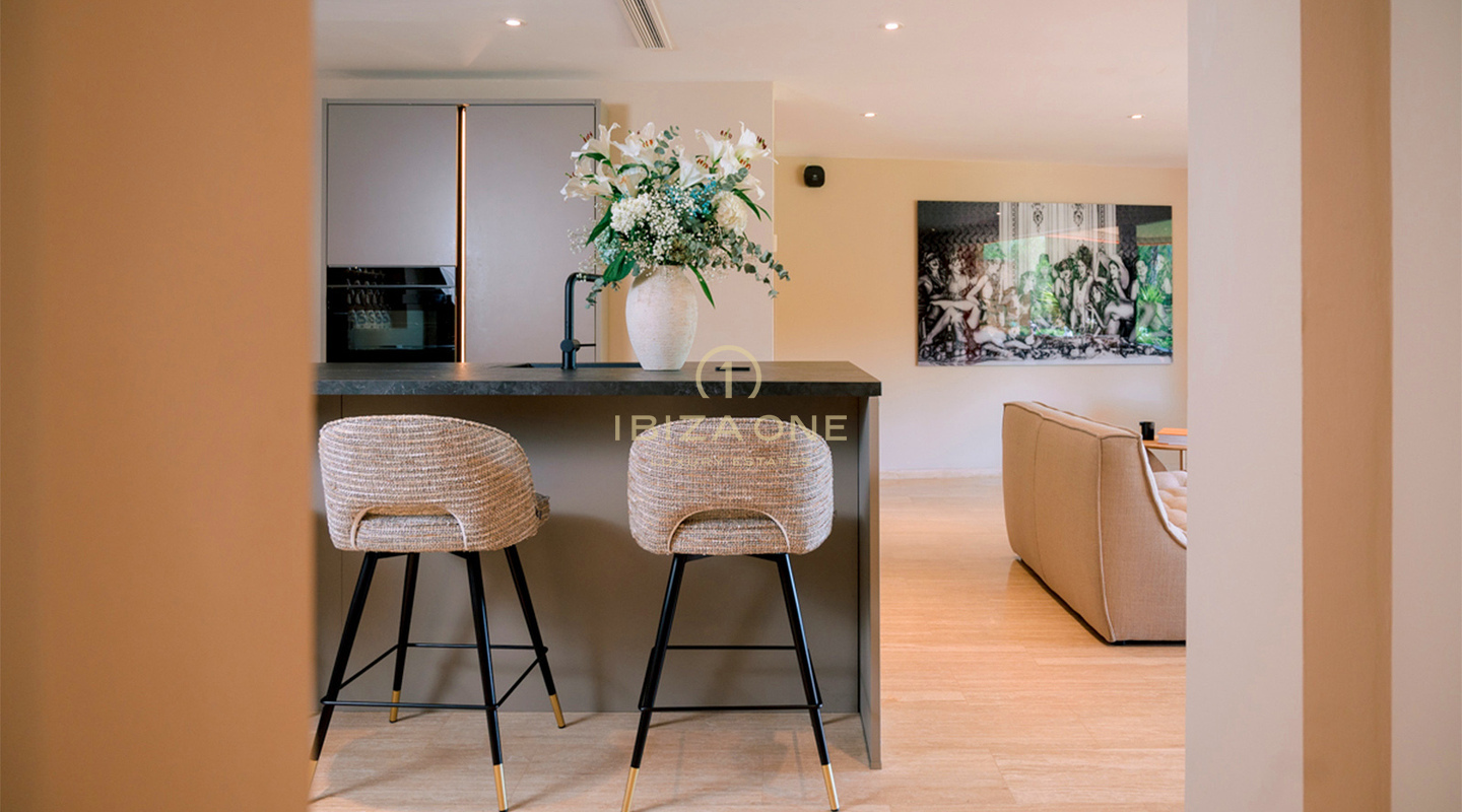 Lussuoso ed elegante appartamento al piano terra con spazio, luce e privacy in vendita, Ibiza