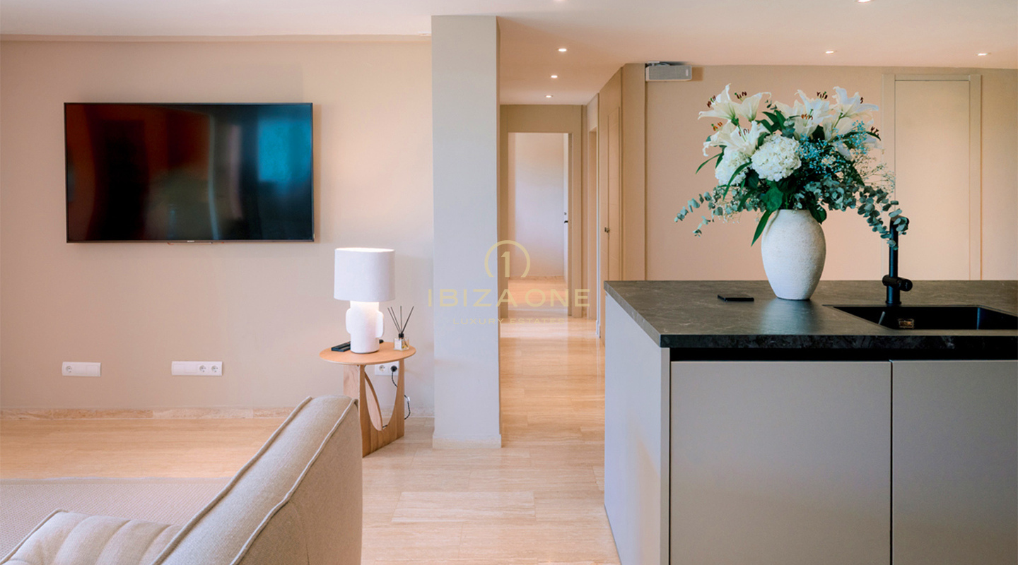 Luxe en stijlvol begane grond appartement met ruimte, licht en privacy te koop op Ibiza