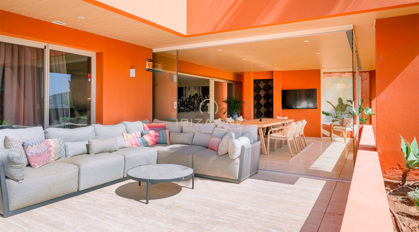 Lujoso y elegante apartamento en planta baja con espacio, luz y privacidad en venta, Ibiza