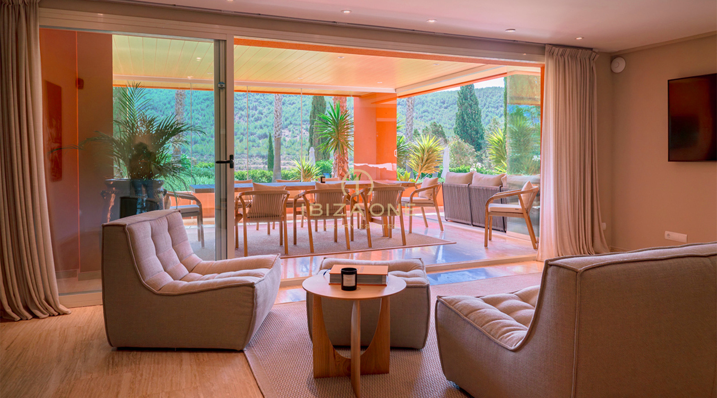 Lussuoso ed elegante appartamento al piano terra con spazio, luce e privacy in vendita, Ibiza