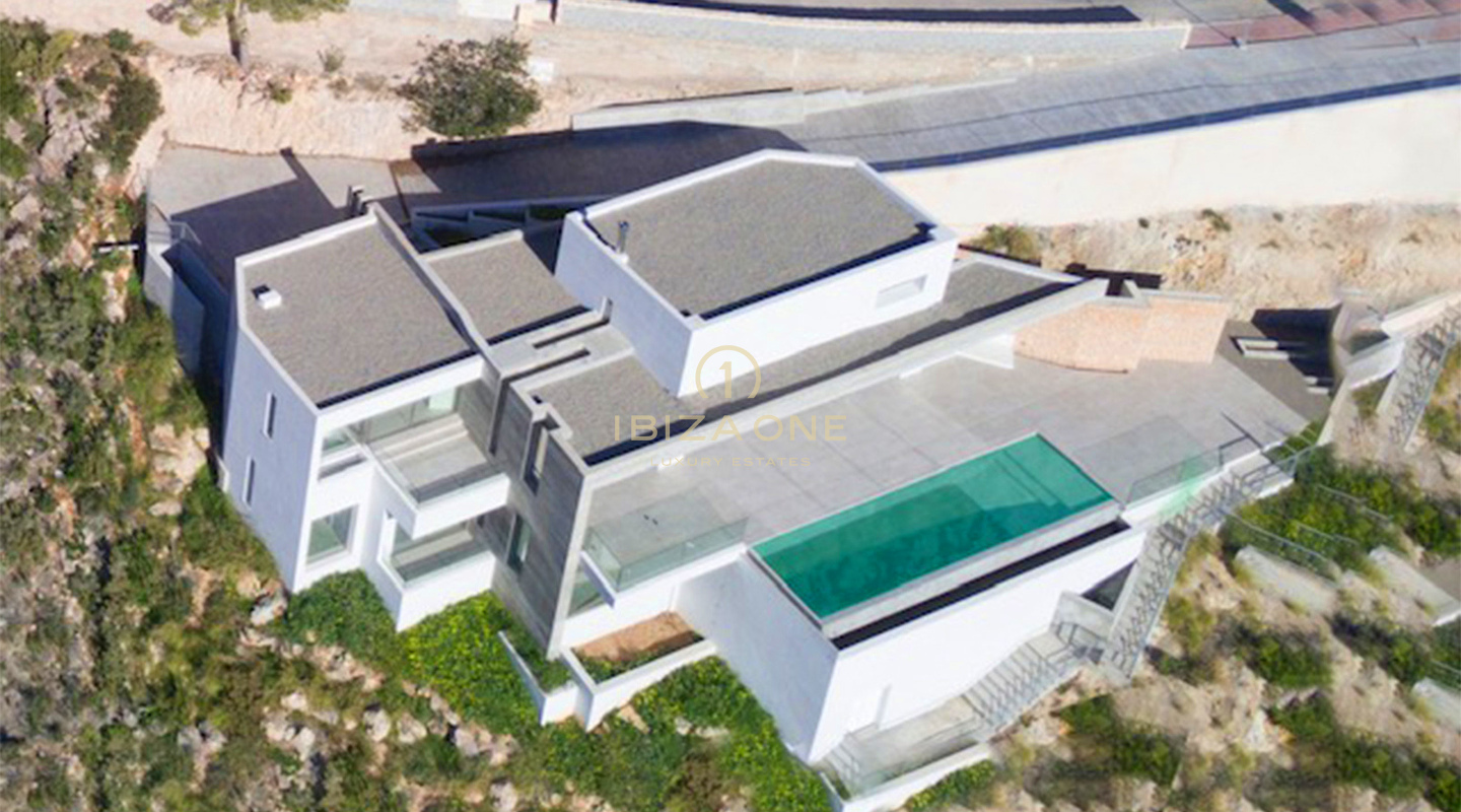 Moderne luxe villa met fantastisch zeezicht te koop op Ibiza