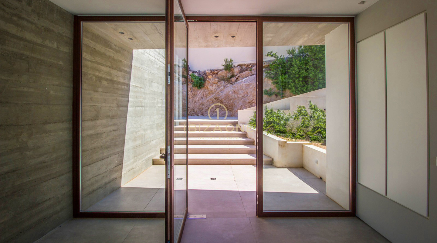 Moderne luxe villa met fantastisch zeezicht te koop op Ibiza