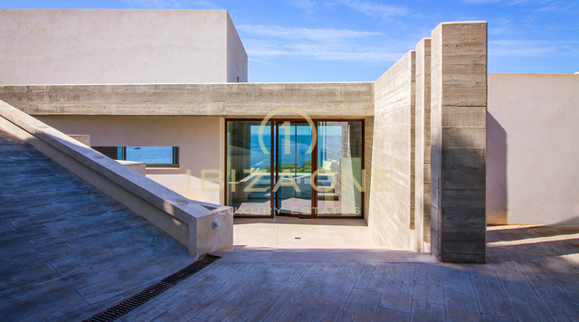 Moderne luxe villa met fantastisch zeezicht te koop op Ibiza