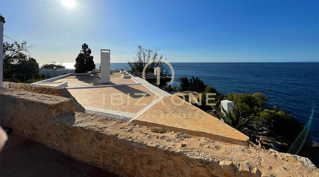 Villa de lujo en primera línea con acceso privado al mar en venta, Ibiza