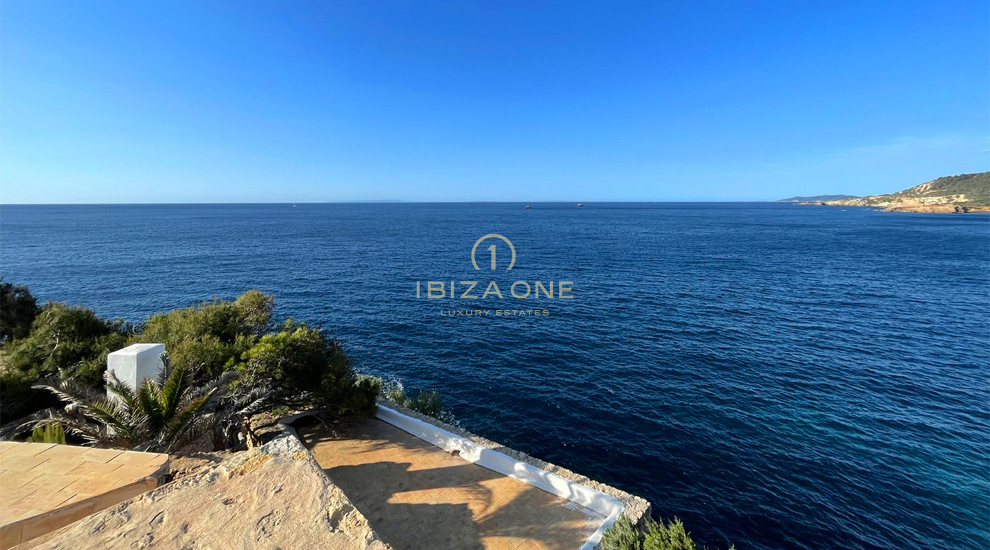Luxe villa op de eerste lijn met privétoegang tot de zee te koop, Ibiza