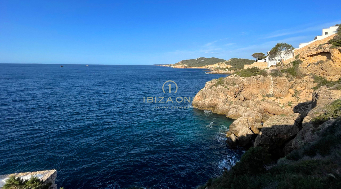 Luxe villa op de eerste lijn met privétoegang tot de zee te koop, Ibiza