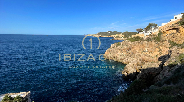 Luxe villa op de eerste lijn met privétoegang tot de zee te koop, Ibiza