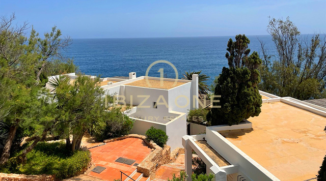 Luxe villa op de eerste lijn met privétoegang tot de zee te koop, Ibiza