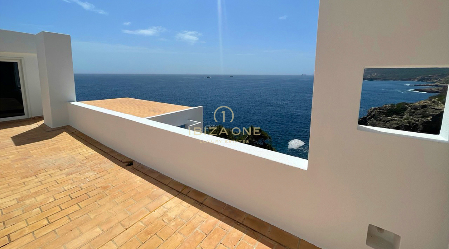 Villa de lujo en primera línea con acceso privado al mar en venta, Ibiza