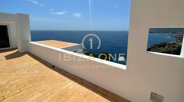 Luxe villa op de eerste lijn met privétoegang tot de zee te koop, Ibiza