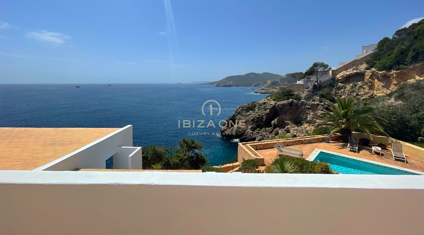 Villa de lujo en primera línea con acceso privado al mar en venta, Ibiza