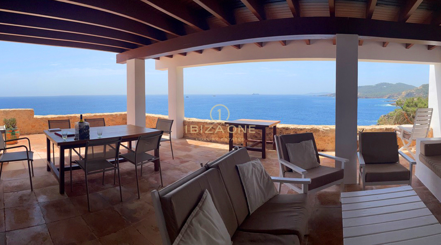 Luxe villa op de eerste lijn met privétoegang tot de zee te koop, Ibiza