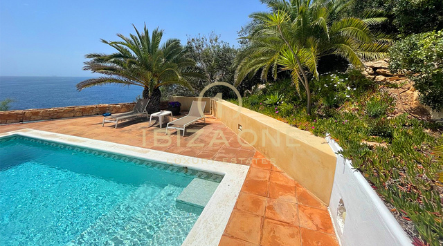 Luxe villa op de eerste lijn met privétoegang tot de zee te koop, Ibiza