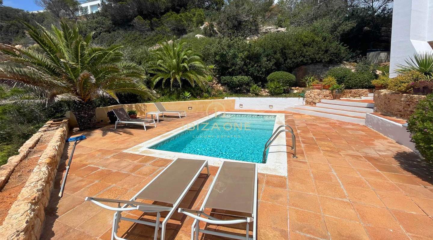 Luxe villa op de eerste lijn met privétoegang tot de zee te koop, Ibiza