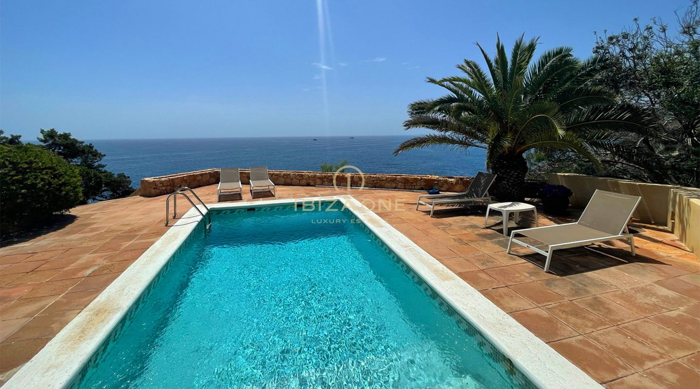 Luxe villa op de eerste lijn met privétoegang tot de zee te koop, Ibiza