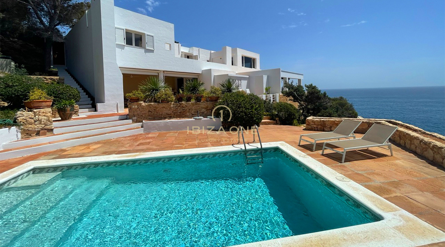Luxe villa op de eerste lijn met privétoegang tot de zee te koop, Ibiza