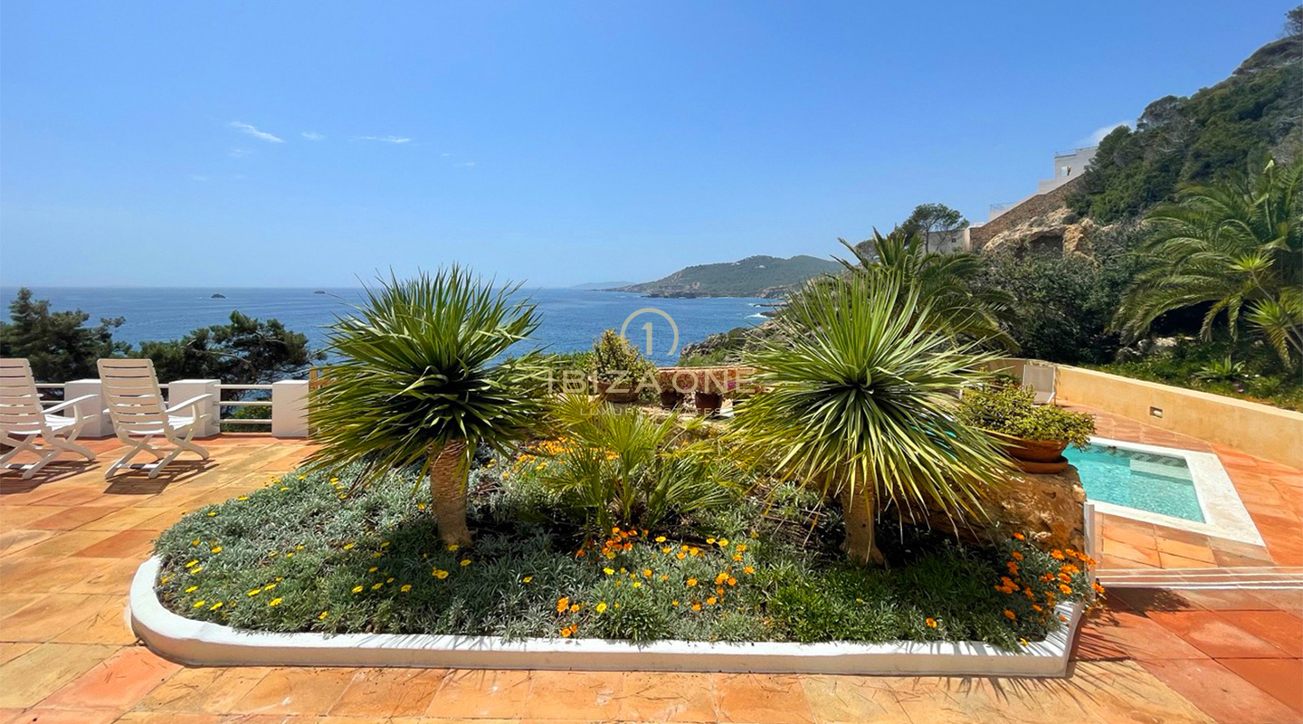 Villa de lujo en primera línea con acceso privado al mar en venta, Ibiza