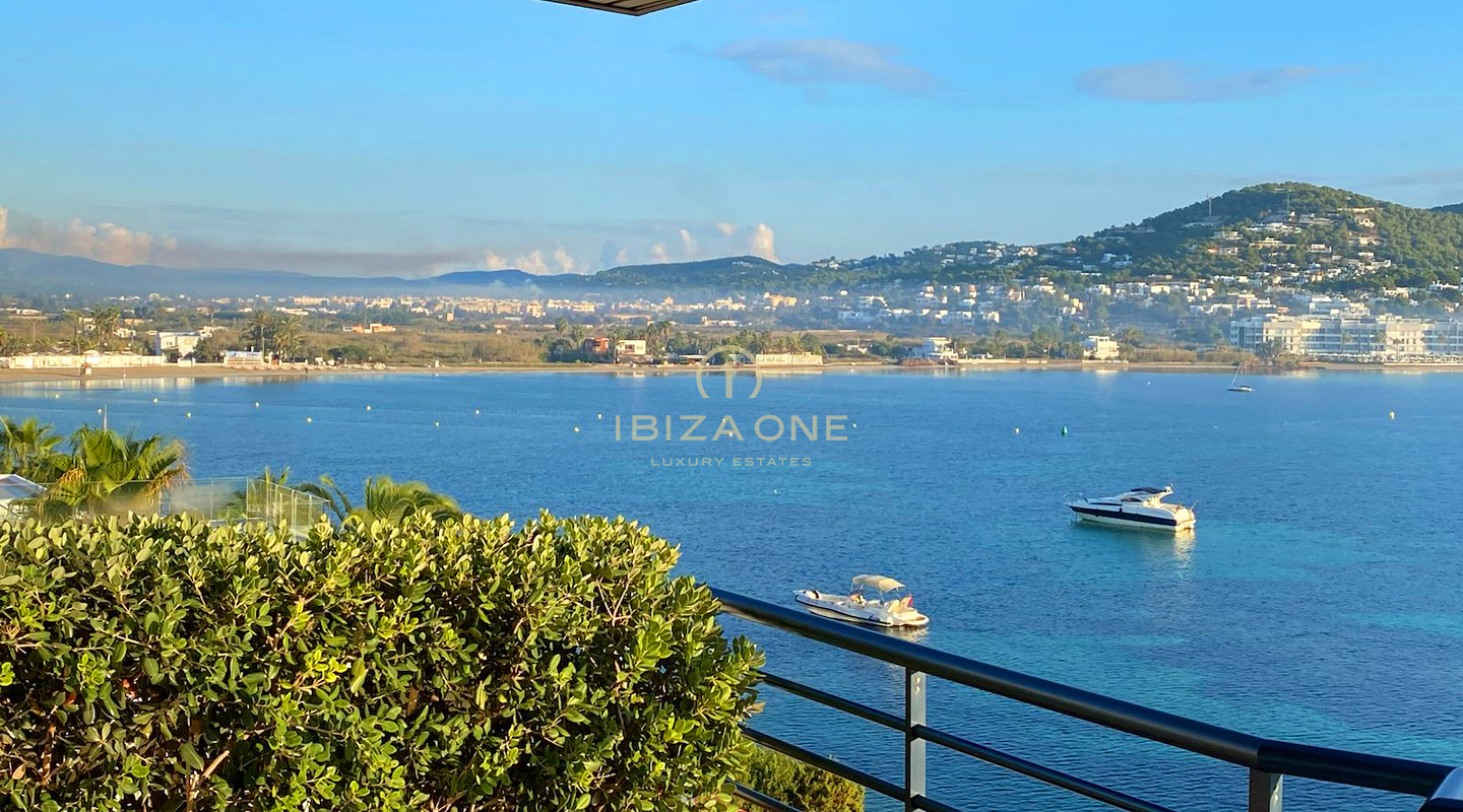Ático de lujo excepcional en Marina Botafoch con acceso directo al mar para alquiler de larga temporada, Ibiza
