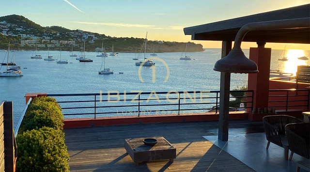Attico di lusso eccezionale a Marina Botafoch con accesso diretto al mare per affitto a lungo termine, Ibiza