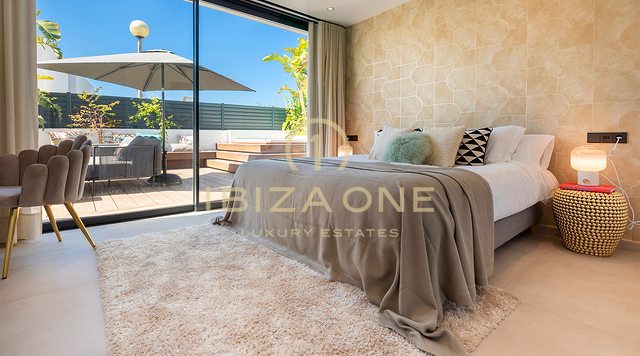 Villa di lusso ultra-elegante con club, palestra e vista panoramica su Dalt Vila dal tetto, in posizione privilegiata a Ses Torres, in vendita a Ibiza.