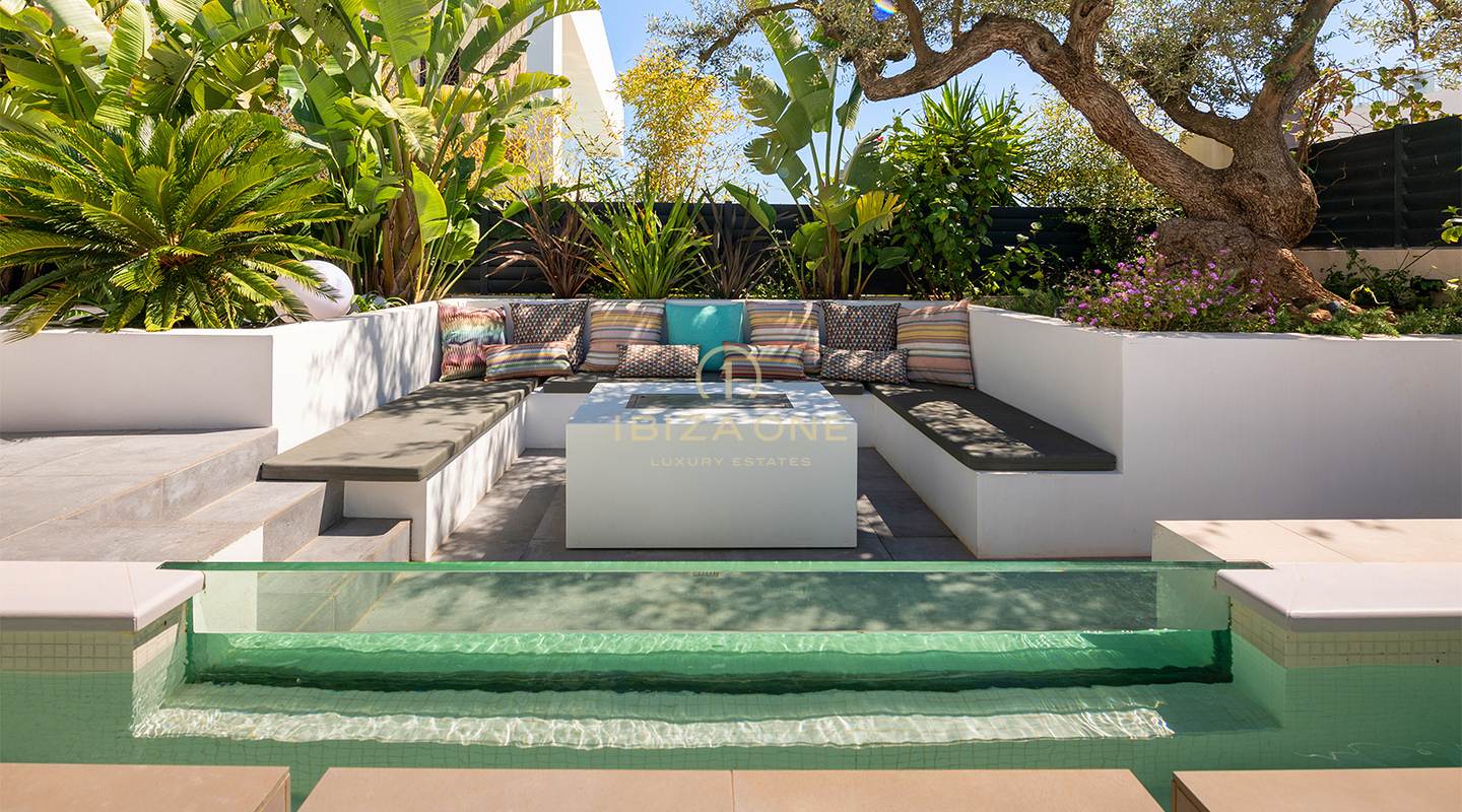 Villa de lujo ultra elegante con club, gimnasio y vistas panorámicas desde la azotea a Dalt Vila, ubicación privilegiada en Ses Torres, en venta, Ibiza.