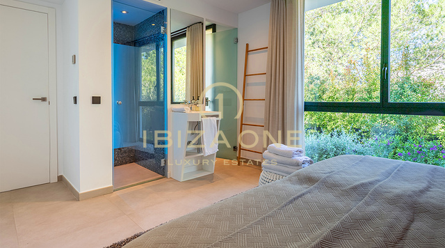 Villa di lusso ultra-elegante con club, palestra e vista panoramica su Dalt Vila dal tetto, in posizione privilegiata a Ses Torres, in vendita a Ibiza.