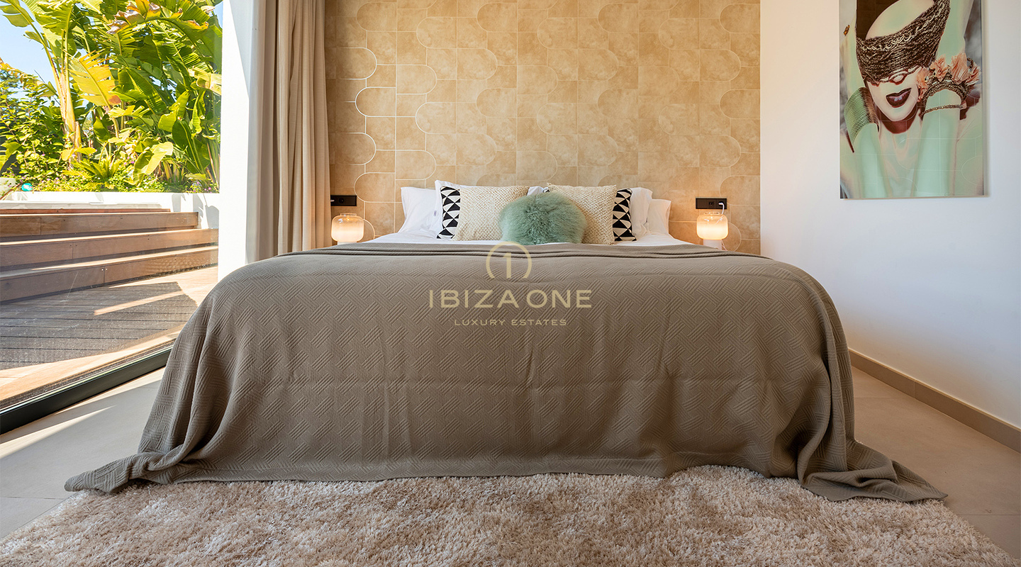 Villa di lusso ultra-elegante con club, palestra e vista panoramica su Dalt Vila dal tetto, in posizione privilegiata a Ses Torres, in vendita a Ibiza.